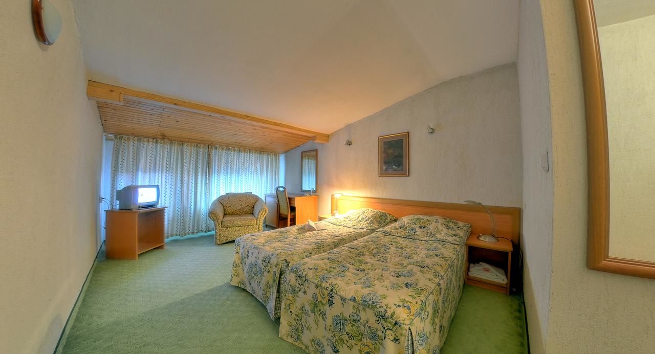 Отель Plaza Family Hotel Смолян