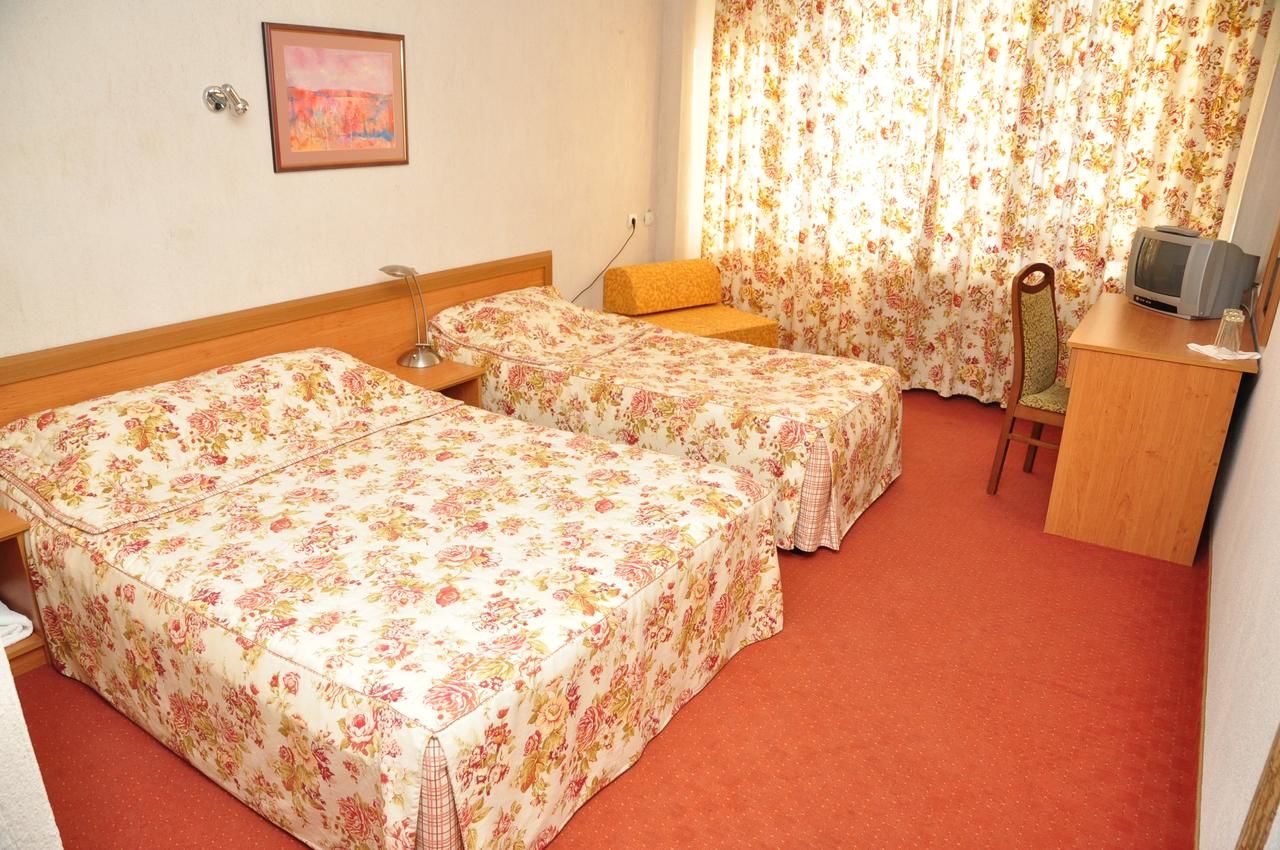 Отель Plaza Family Hotel Смолян